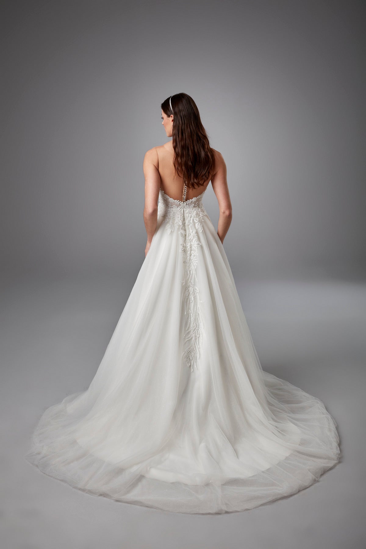 Rada Belle Schulterfreies Brautkleid Mit 3d-blumen-cape-ärmeln Und Tüll-overlay