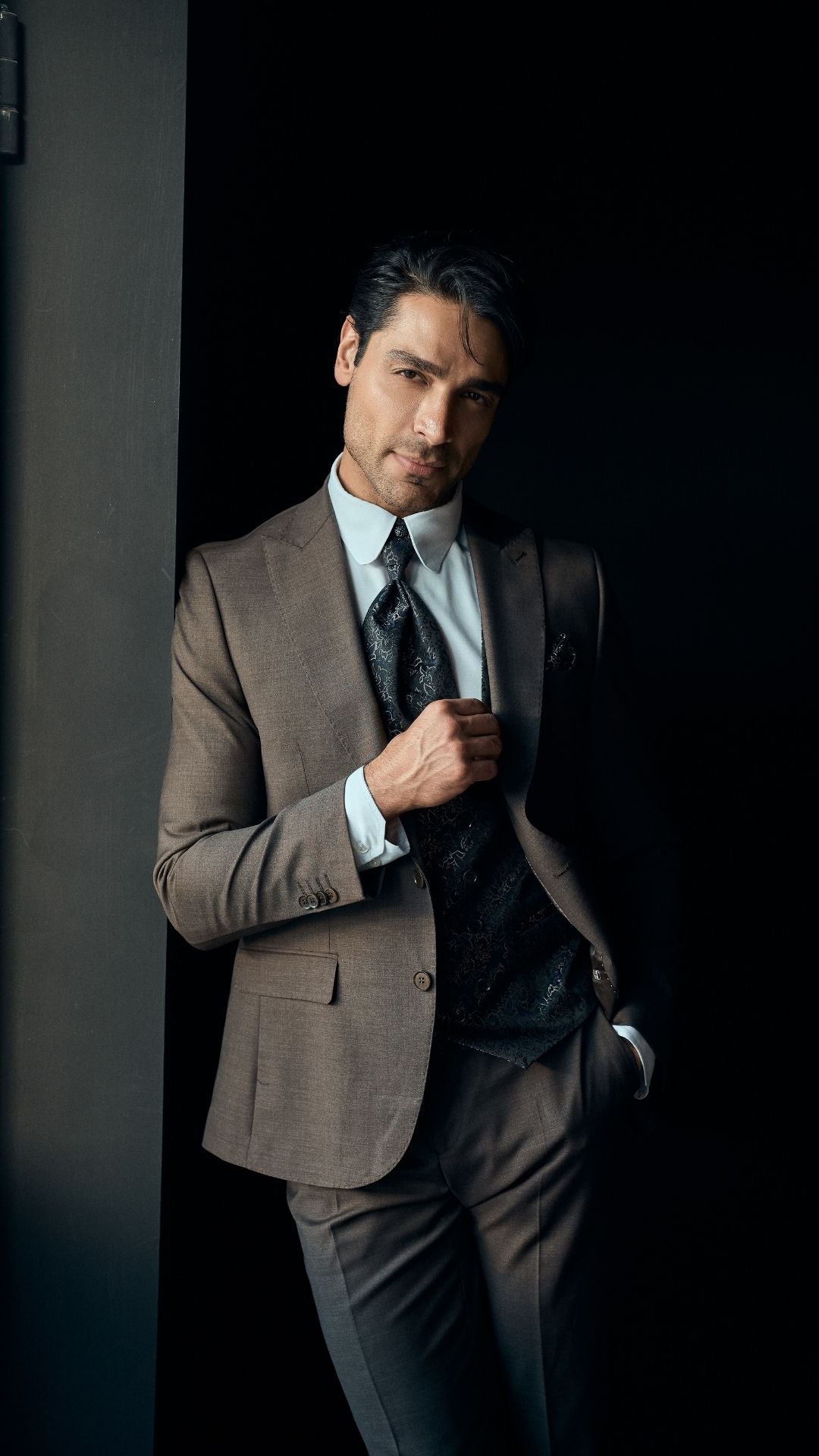 🕴 Eleganter Anzug in Braun mit gemusterter Weste