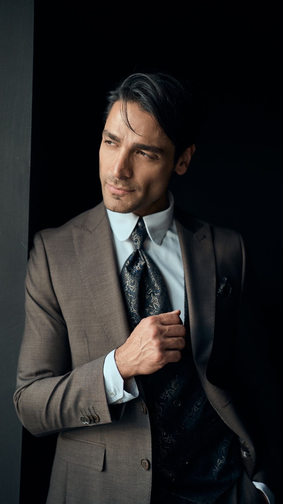 🕴 Eleganter Anzug in Braun mit gemusterter Weste