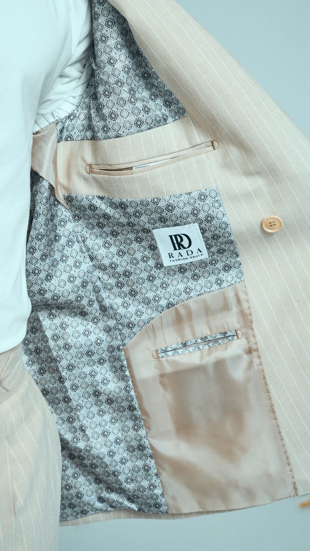 🕴 Eleganter Anzug in Beige mit gestreifter italienischer Hose, doppelreihig