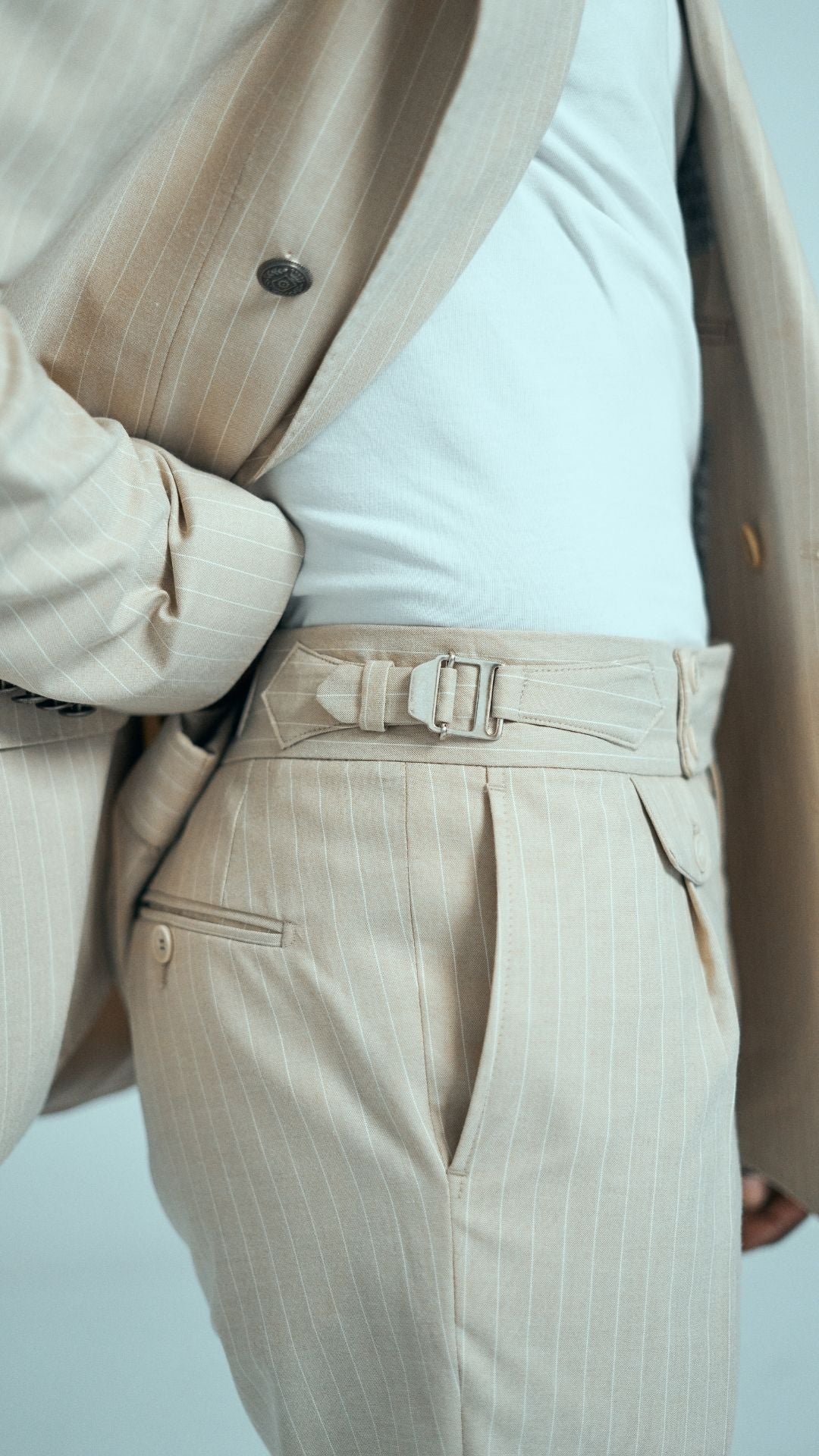 🕴 Eleganter Anzug in Beige mit gestreifter italienischer Hose, doppelreihig