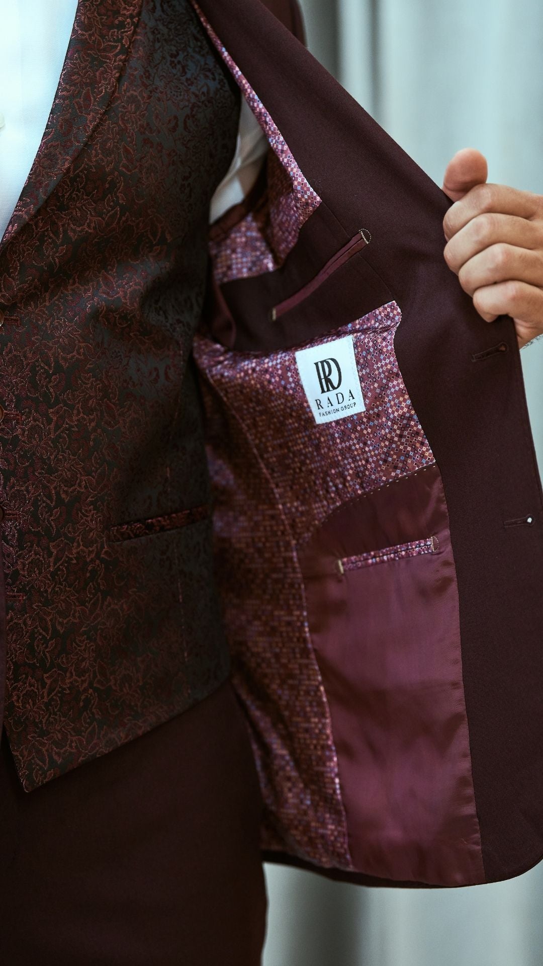 🕴 Eleganter Anzug in Bordeaux mit gemusterter Weste