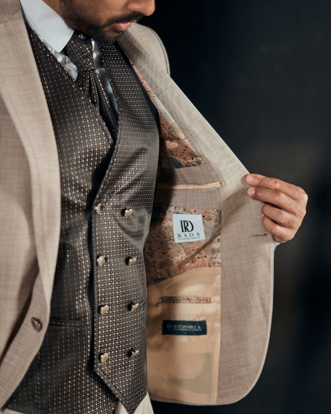 Eleganter 3-teiliger Anzug in Beige mit brauner, gemusterter Weste