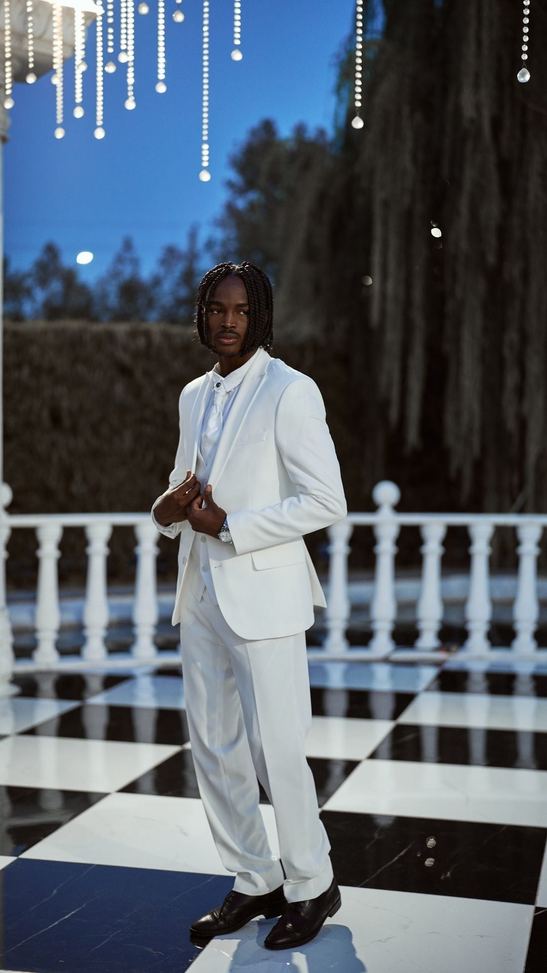 🕴 Eleganter Anzug in Weiß mit gemusterter Weste