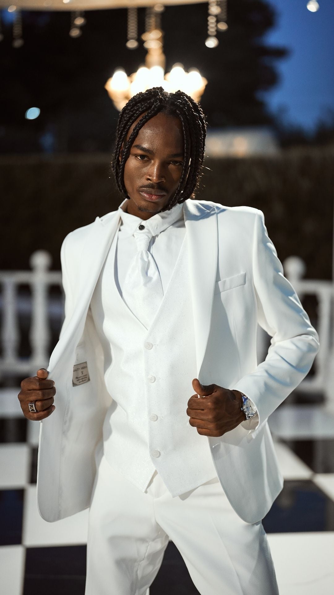 🕴 Eleganter Anzug in Weiß mit gemusterter Weste