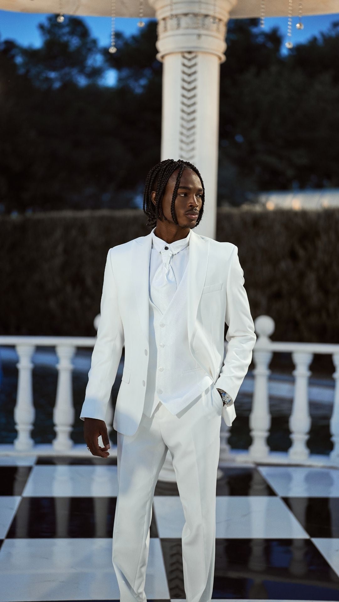 🕴 Eleganter Anzug in Weiß mit gemusterter Weste