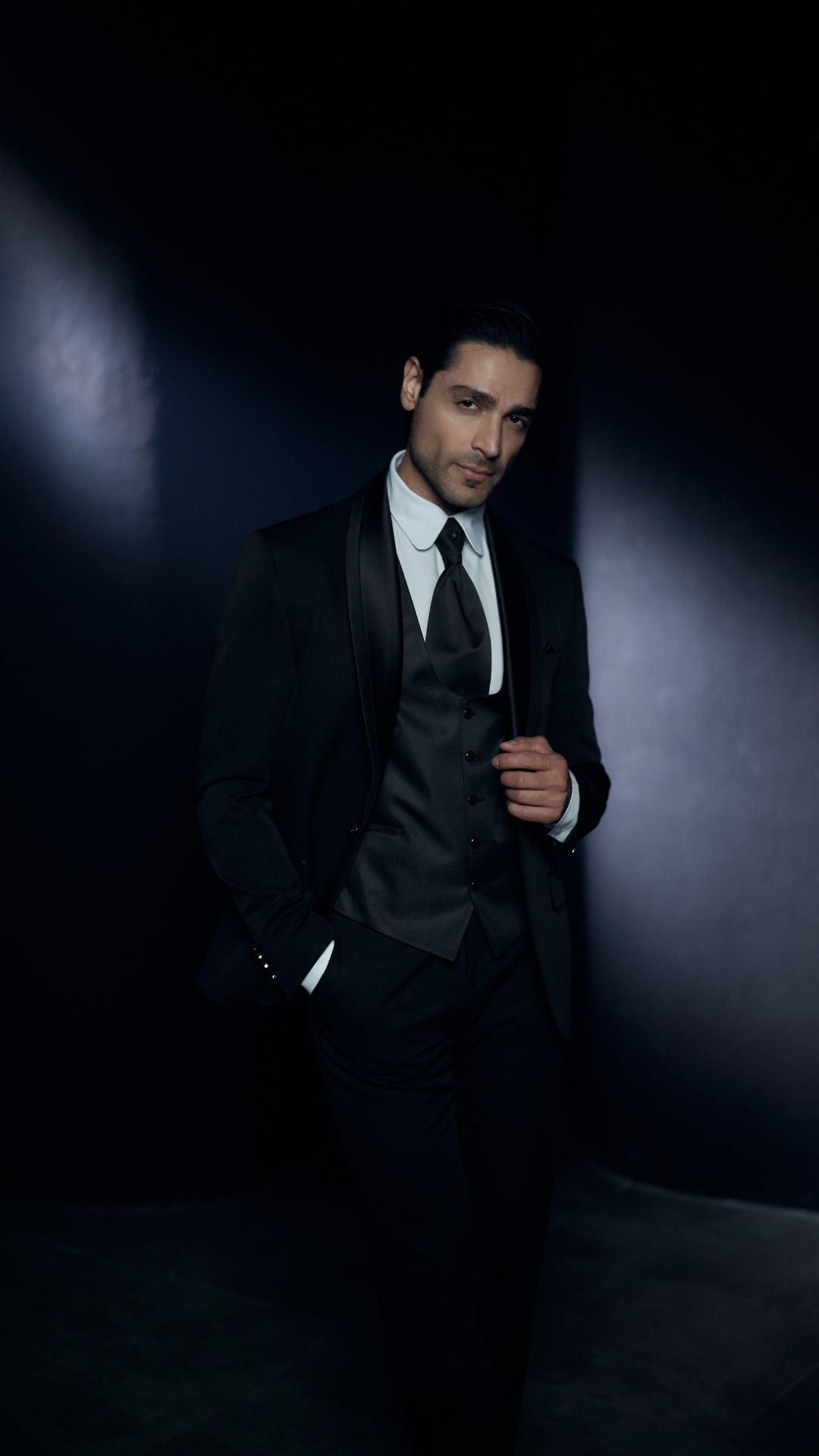 🕴 Eleganter schwarzer Smoking mit Krawatte