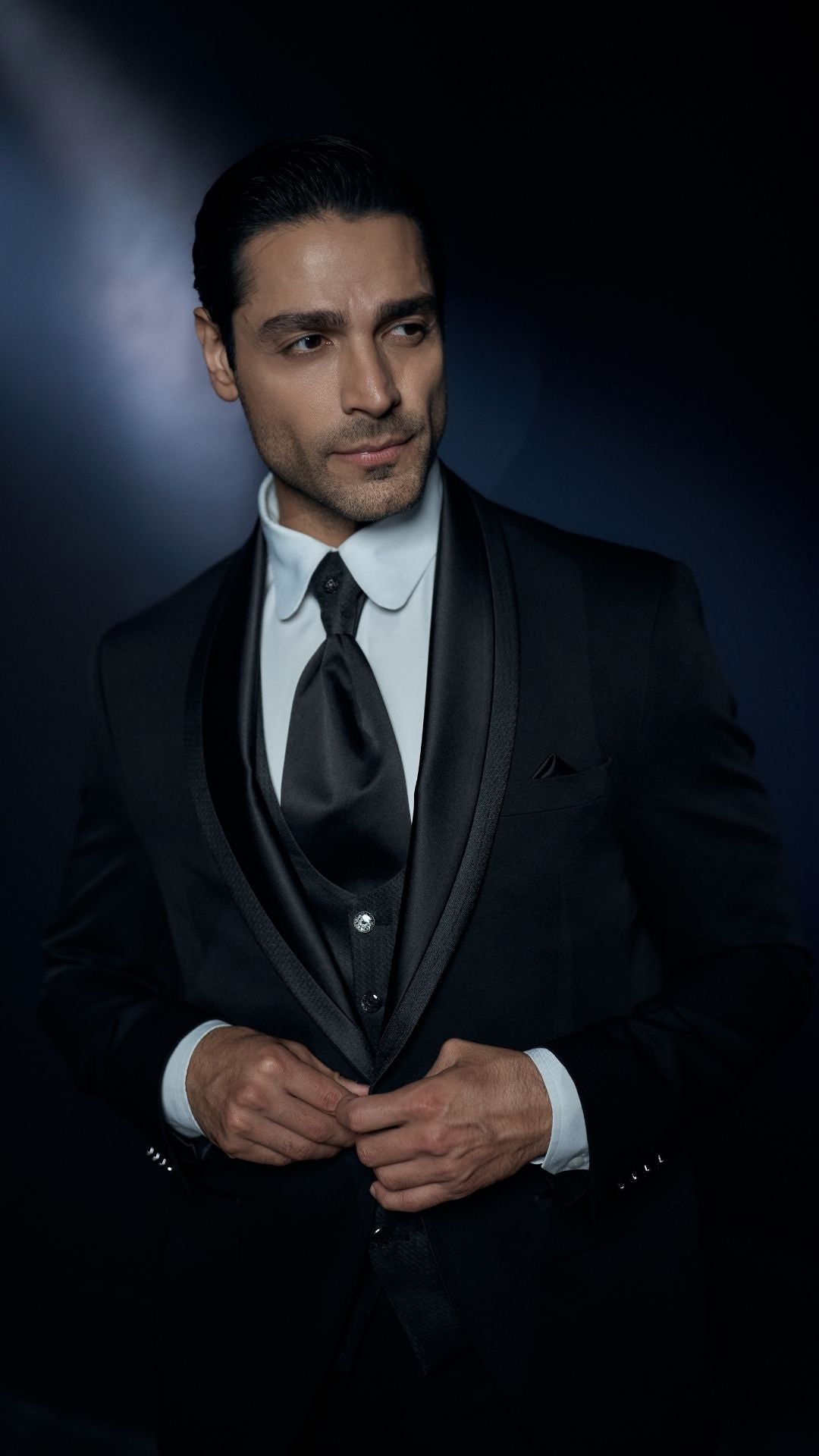 🕴 Eleganter schwarzer Smoking mit Krawatte