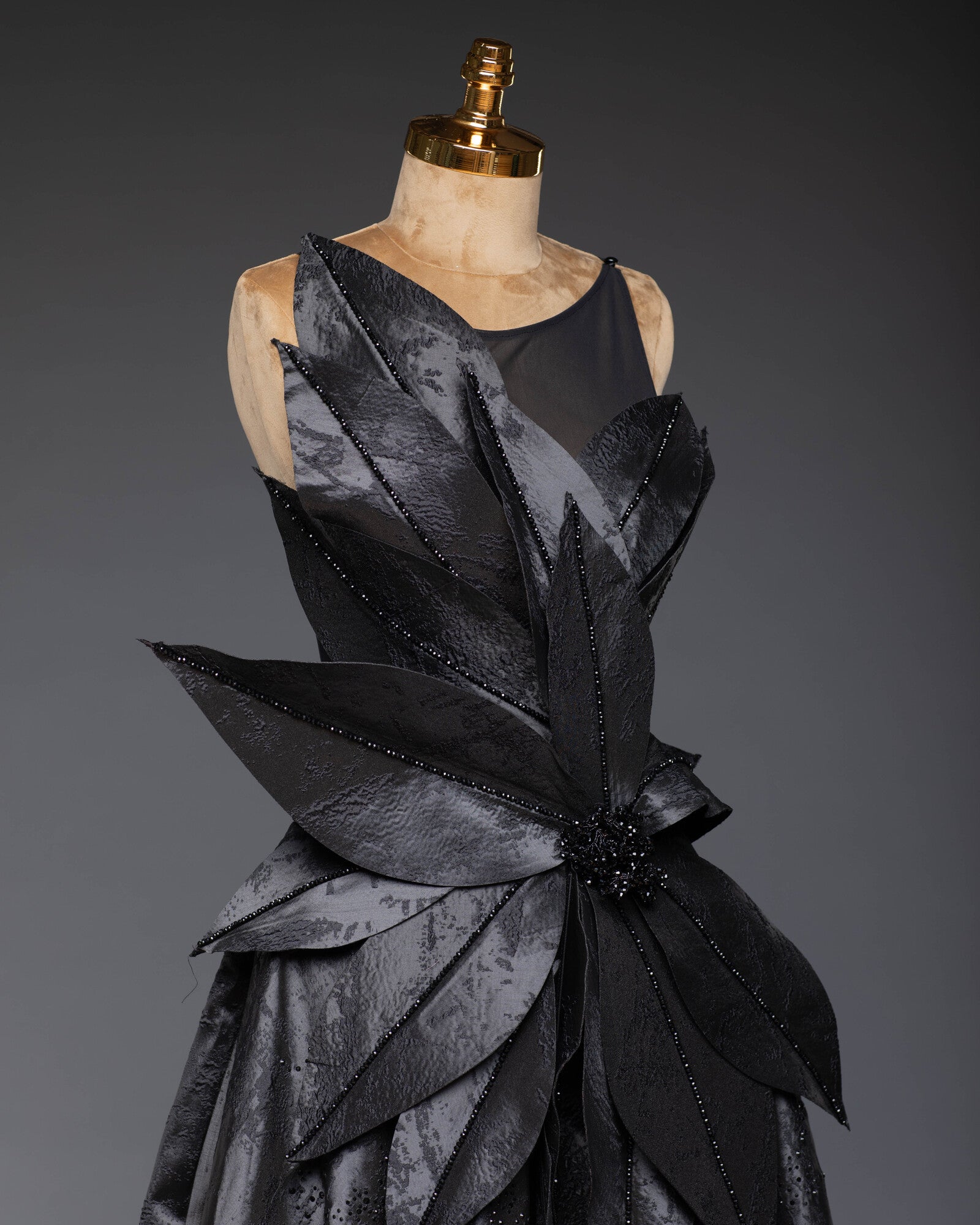 Abendkleid Schwarz | Elegantes Design mit Blattdetails