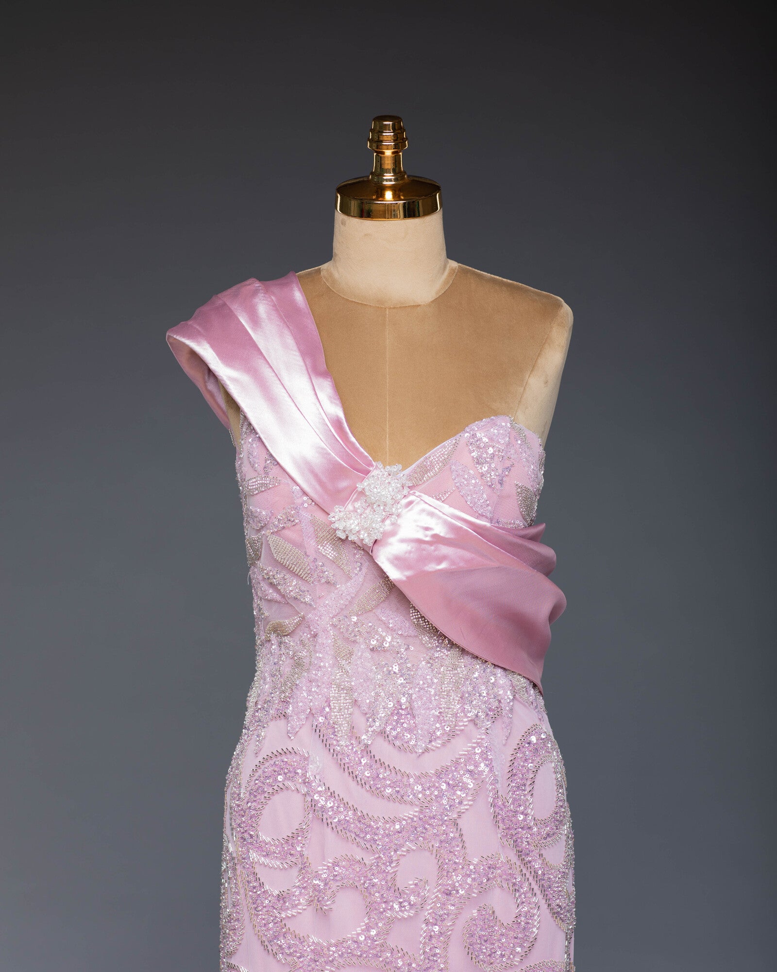 Abendkleid Lila | Exklusives Design mit schönem Schlitz und Bodenlänge