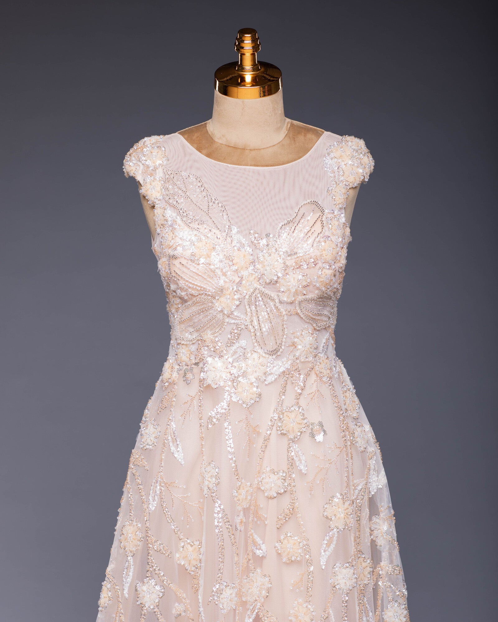 Abendkleid Beige | Mit Steinverzierung und weitem Saum