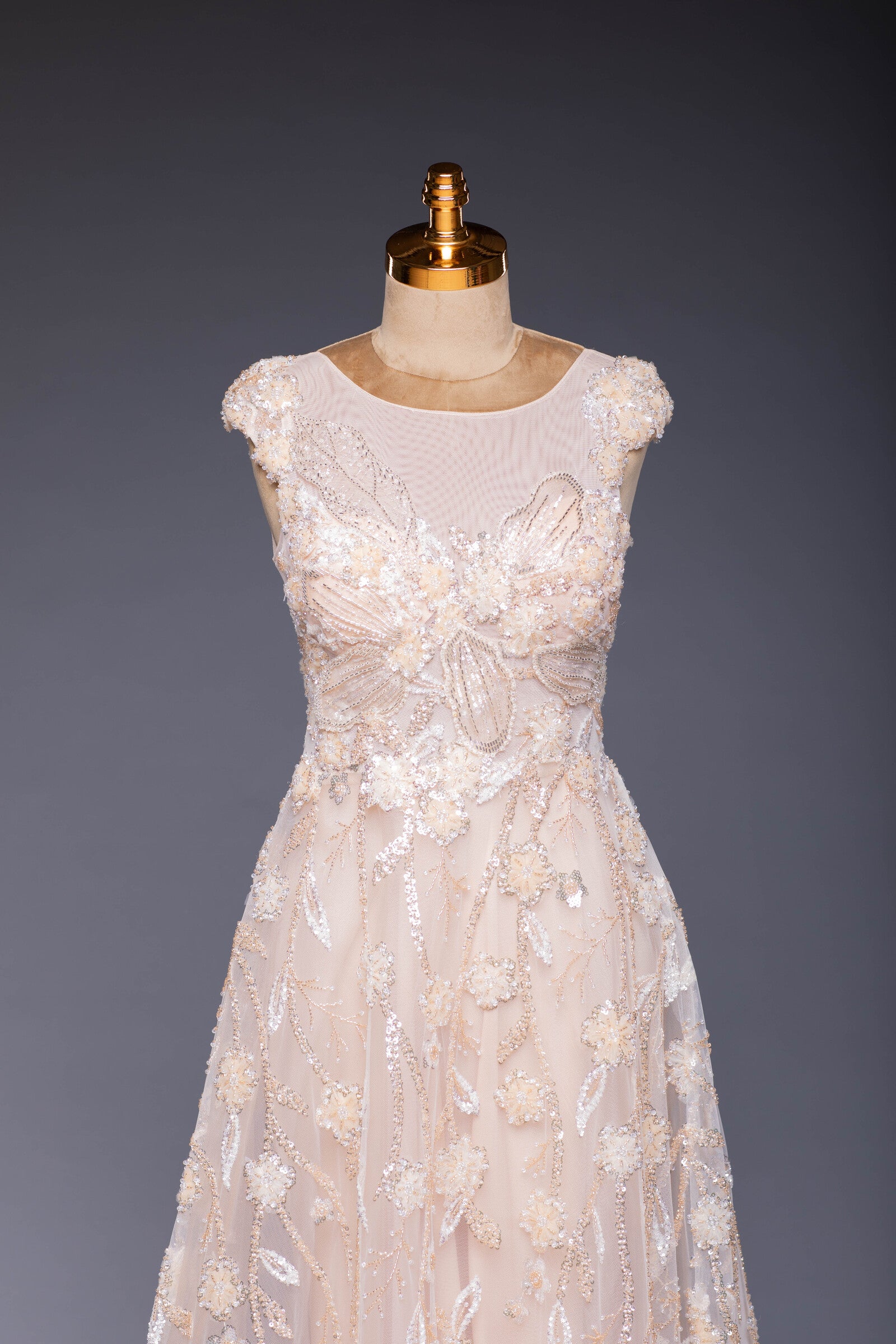 Abendkleid Beige | Mit Steinverzierung und weitem Saum