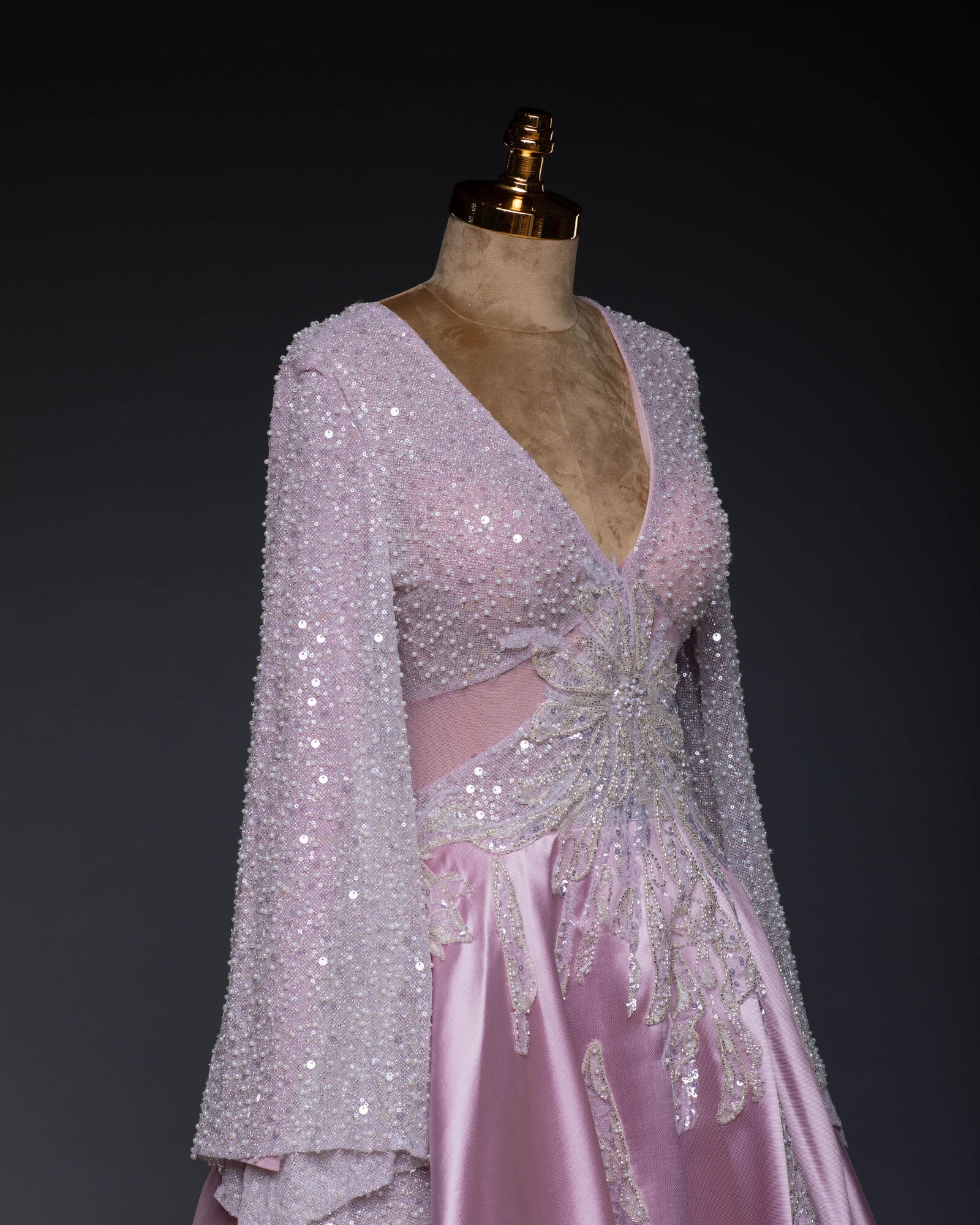 Abendkleid Violett | Elegant mit weitem Saum und langem Rücken