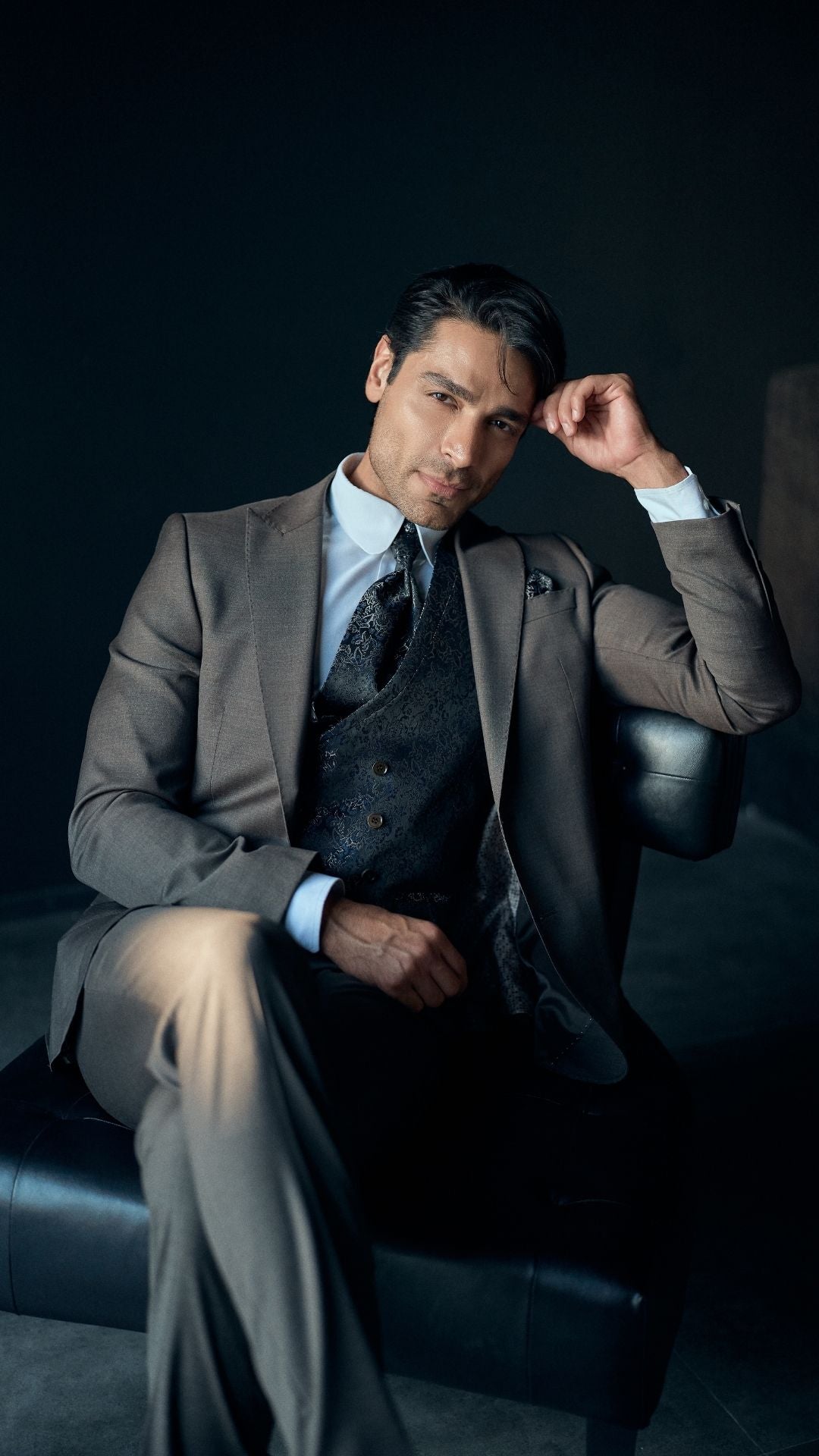 🕴 Eleganter Anzug in Braun mit gemusterter Weste