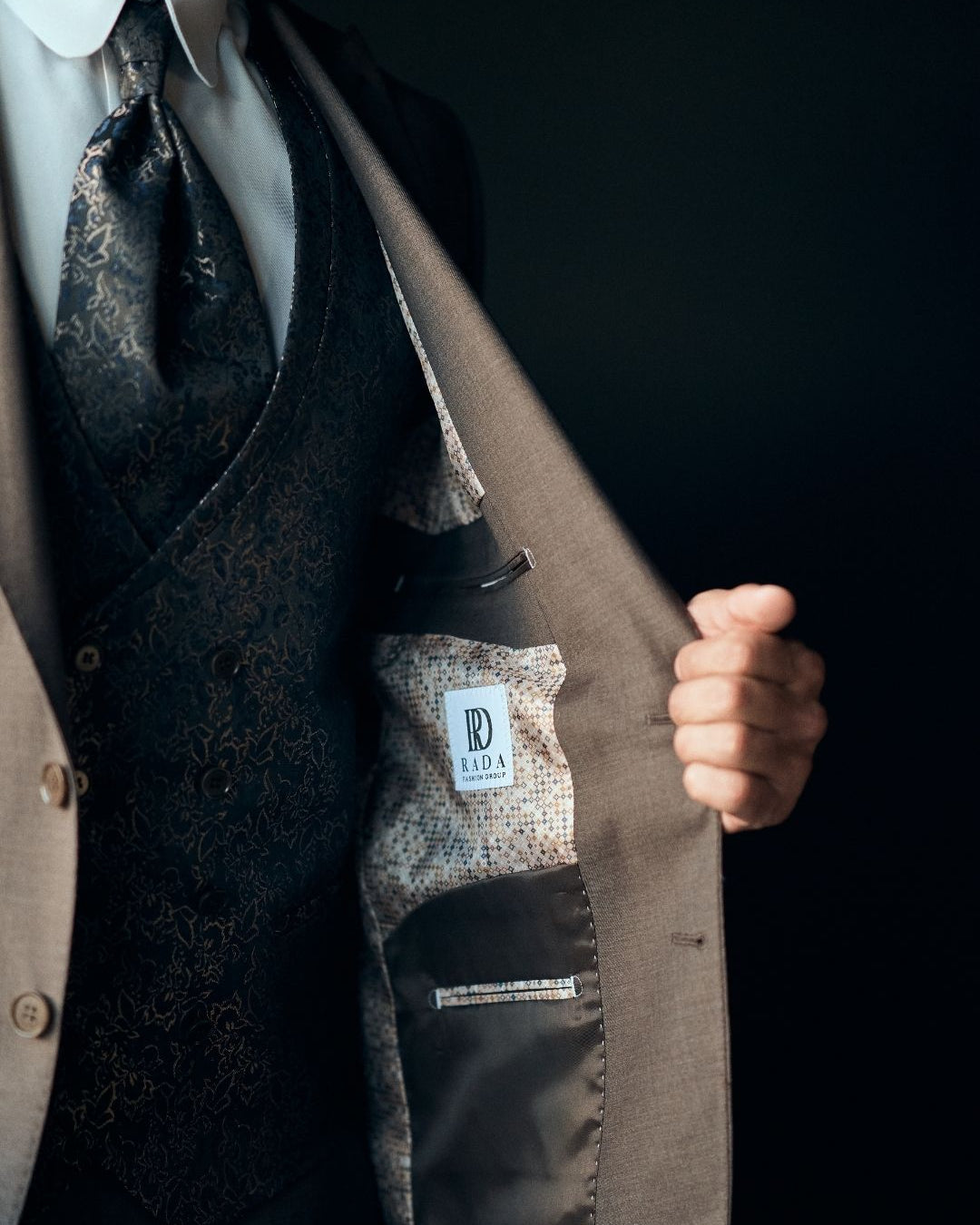 Eleganter Anzug in Braun mit gemusterter Weste