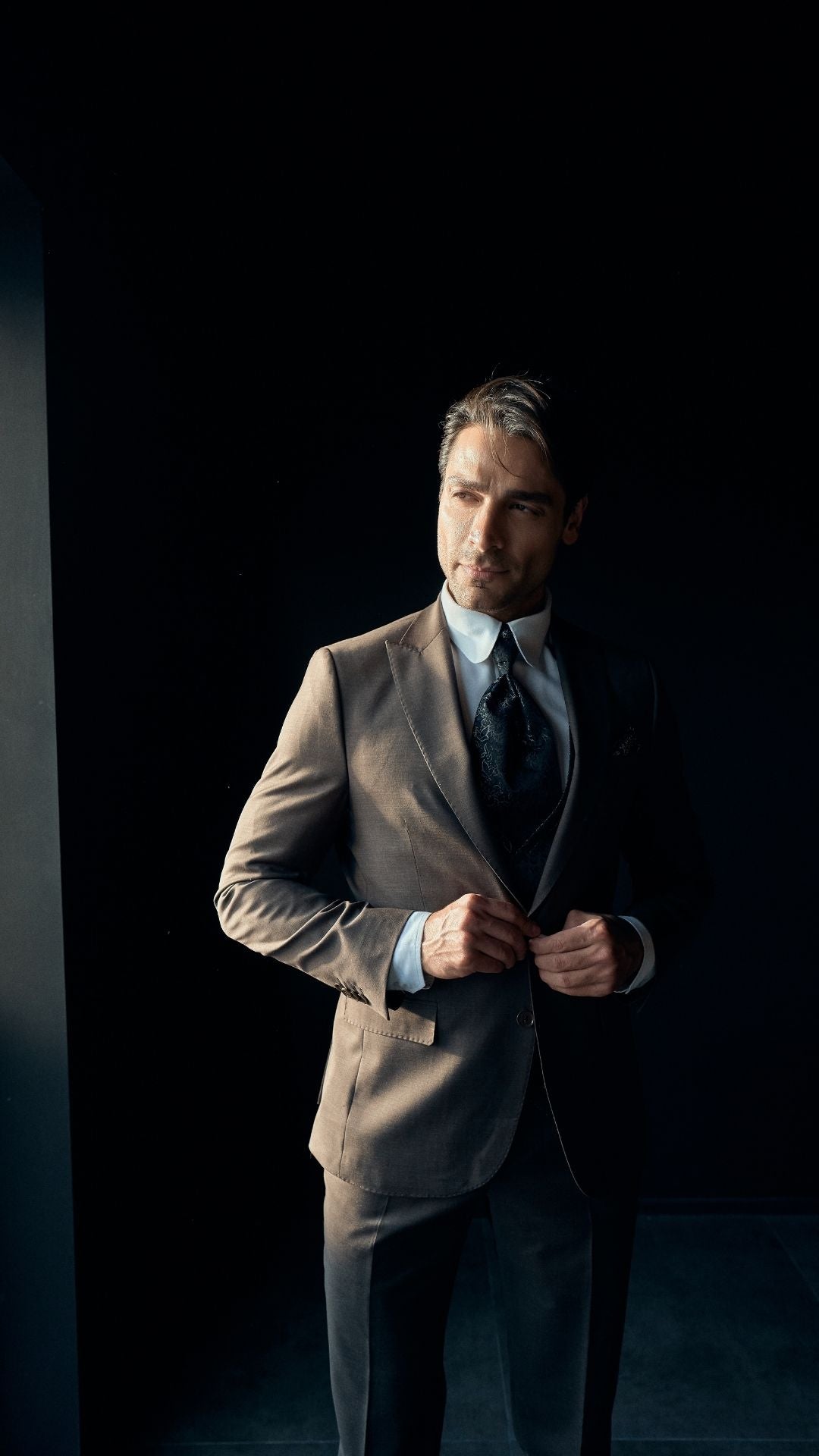 🕴 Eleganter Anzug in Braun mit gemusterter Weste