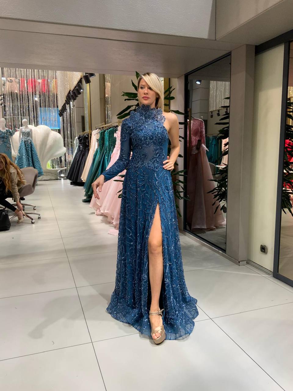 Abendkleid Blau | Elegant mit einseitigem Ärmel